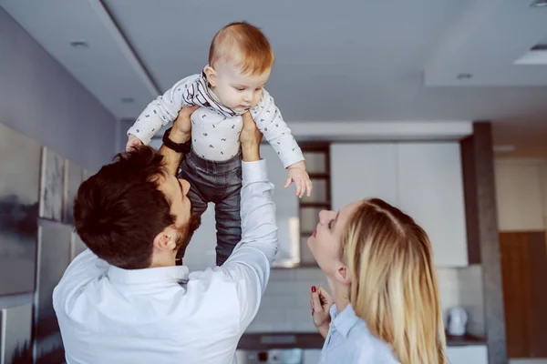 Trotse Vader Tilt Baby Lucht Speelt Ermee Moeder Die Naast — Stockfoto