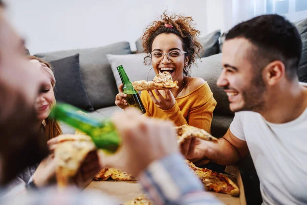 Grupo Amigos Sentados Chão Sala Estar Bebendo Cerveja Comendo Pizza — Fotografia de Stock