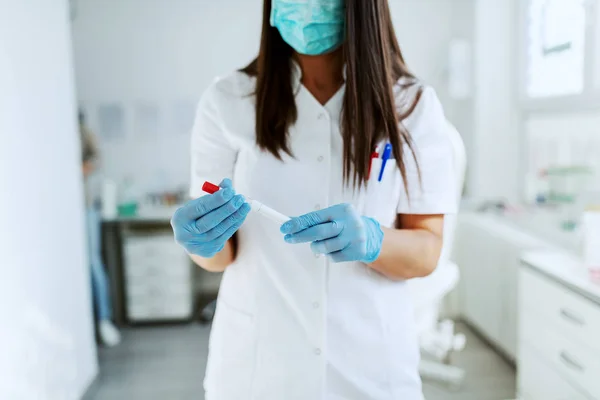 Dedicated Caucasian Lab Assistant White Uniform Protective Mask Rubber Gloves — Stock Photo, Image