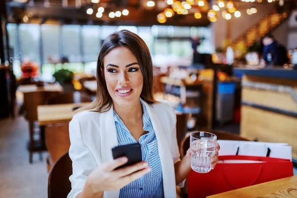 Atractiva Morena Caucásica Moda Con Una Hermosa Sonrisa Sentada Cafetería — Foto de Stock