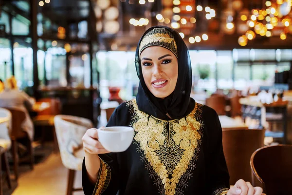 Linda Atraente Sorrindo Positivo Mulher Muçulmana Desgaste Tradicional Sentado Cafetaria — Fotografia de Stock