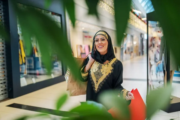 Linda Mulher Árabe Sorridente Jovem Desgaste Tradicional Shopping Center Com — Fotografia de Stock