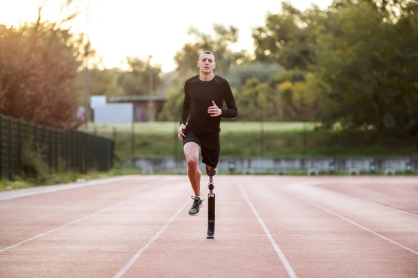 Knappe Pasvorm Sportieve Blanke Gehandicapte Jonge Sportkleding Met Kunstbeen Draait — Stockfoto