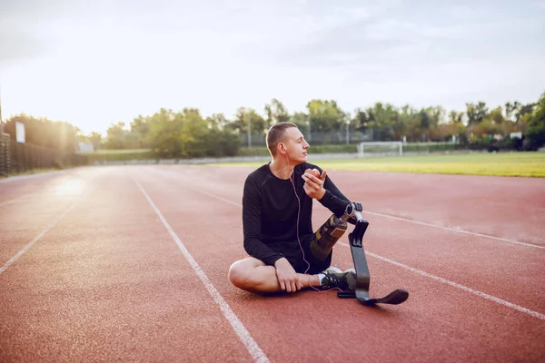 Bello Sportivo Caucasico Handicappato Giovane Abbigliamento Sportivo Con Gamba Artificiale — Foto Stock