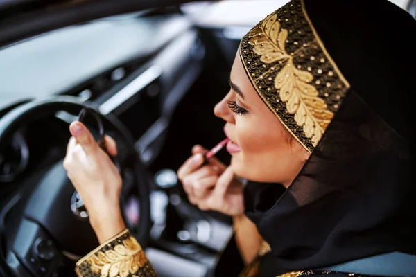 Linda Jovem Mulher Muçulmana Atraente Desgaste Tradicional Sentado Seu Carro — Fotografia de Stock