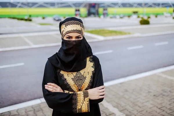 Молода Мусульманка Традиційному Одязі Стоячи Відкритому Повітрі Схрещеними Руками Дивлячись — стокове фото