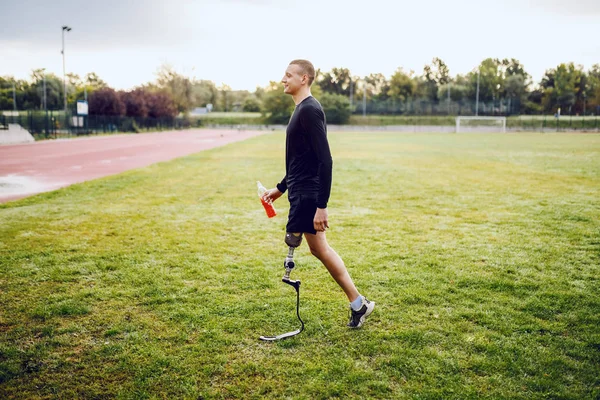 Volledige Lengte Van Knappe Pasvorm Blanke Gehandicapte Sportieve Man Sportkleding — Stockfoto