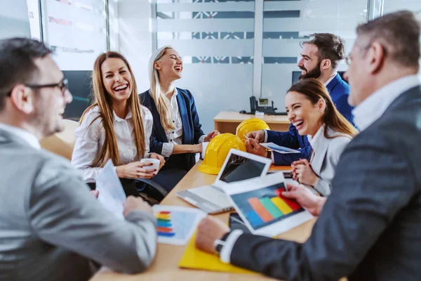 Grupo Arquitectos Sonrientes Positivos Sentados Sala Juntas Charlando Riendo —  Fotos de Stock