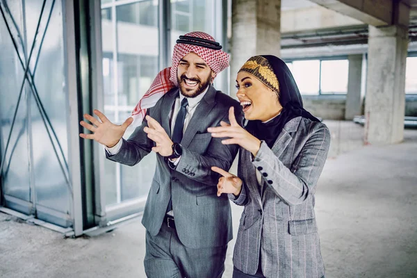 Two Muslim Foreign Investors Visiting Building Construction Process Planing Built — Stock Photo, Image