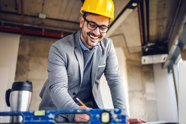 Sonriente Arquitecto Dedicado Positivo Con Casco Cabeza Pie Edificio Proceso —  Fotos de Stock