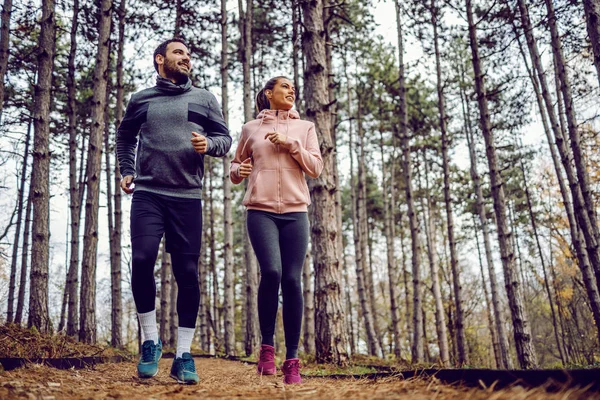 Comprimento Cheio Par Jovem Alegre Sportswear Que Corre Natureza Conceito — Fotografia de Stock