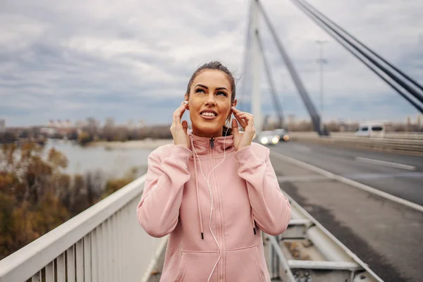 Traumhaft Fitte Sportlerin Sportkleidung Die Auf Der Brücke Steht Eine — Stockfoto