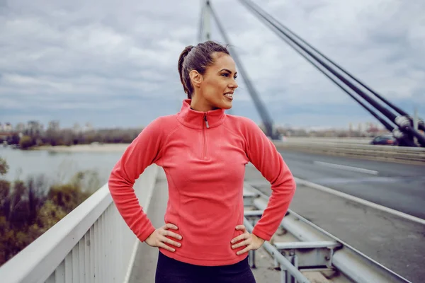 Fit Atraktif Muda Olahragawan Wanita Berdiri Jembatan Dengan Tangan Pinggul — Stok Foto