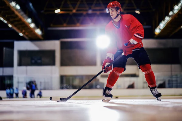 Full Length Strong Hockey Player Uniform Helmet Swinging Stick Preparing — Stock Photo, Image