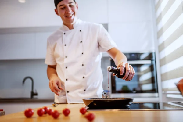 Gutaussehender Glücklich Lächelnder Kaukasischer Koch Uniform Der Der Küche Steht — Stockfoto