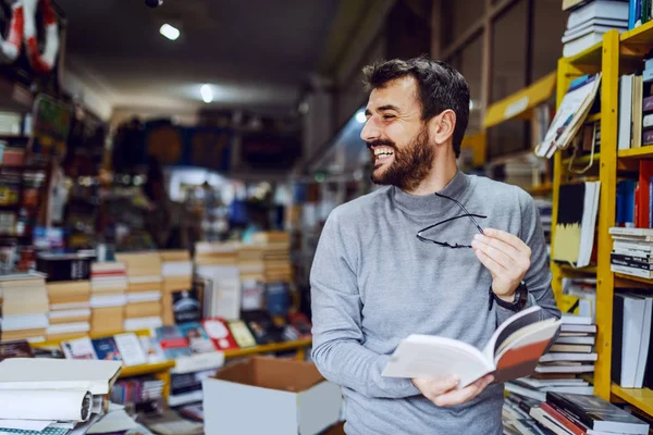 Красивий Кавказький Усміхнений Чоловік Стоїть Книгарні Книгою Руках Дивиться Сторону — стокове фото