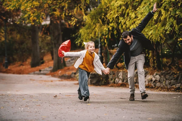 Padre Juguetón Hija Corriendo Parque Chica Sosteniendo Globo Rojo Tiempo — Foto de Stock