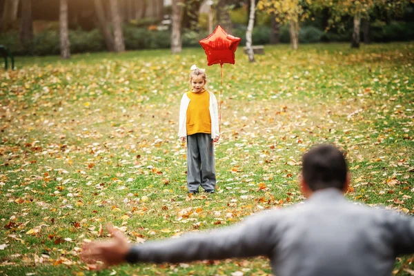 Jolie Petite Fille Blonde Caucasienne Debout Sur Terrain Avec Ballon — Photo