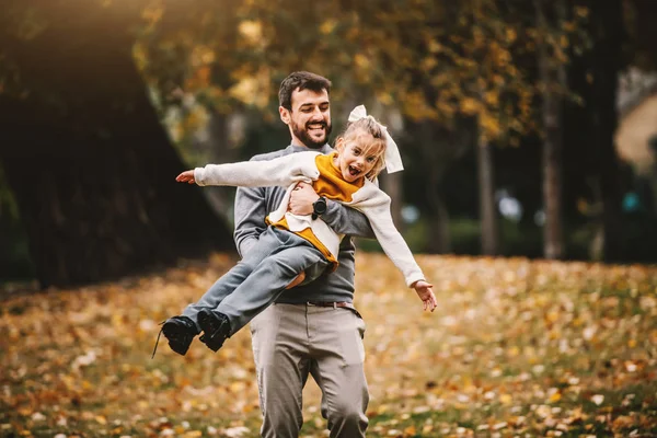 在公园里和他心爱的女儿玩耍的笑容满面的父亲 秋天的时间 — 图库照片