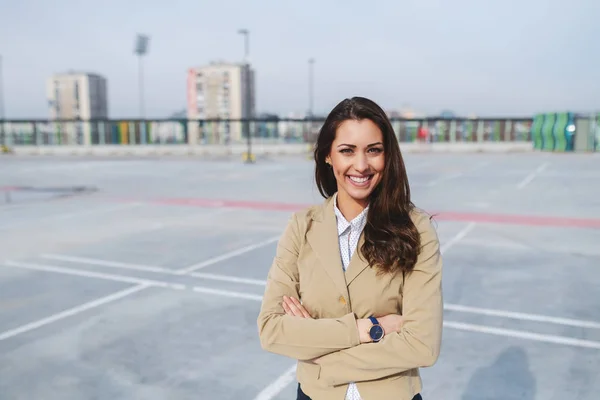 Otoparkta Kolları Çaprazlanmış Bej Ceketli Güzel Beyaz Esmer Kadın Portresi — Stok fotoğraf