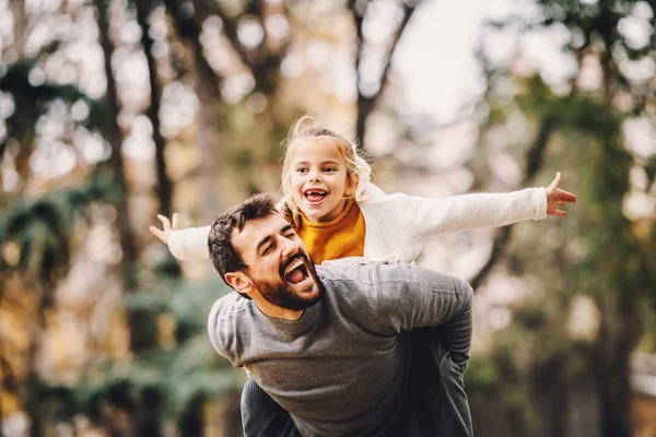 Verspielt Schöner Bärtiger Kaukasischer Vater Der Huckepack Mit Seiner Entzückenden — Stockfoto