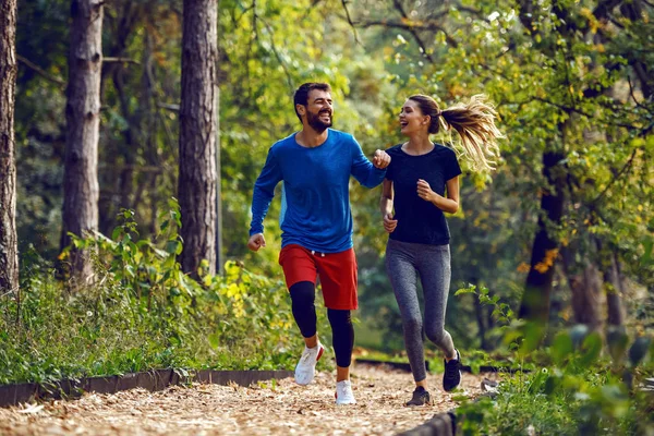 운동복을 커플의 아침에 산책로에 숲에서 스포츠 — 스톡 사진