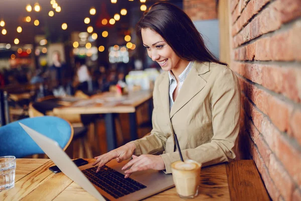 Linda Morena Caucasiana Vestida Inteligente Casual Sentado Café Usando Laptop — Fotografia de Stock