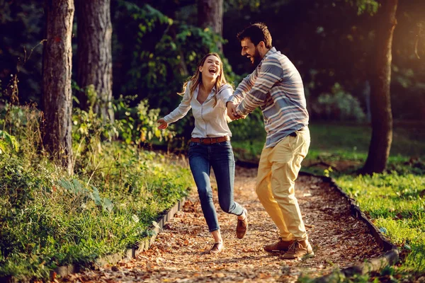 Feliz Casal Jovem Caucasiano Animado Correndo Trilha Floresta Divertindo Homem — Fotografia de Stock