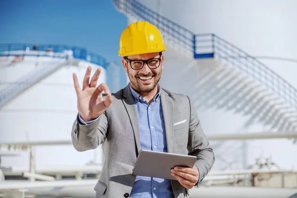 Knappe Glimlachende Ongeschoren Zakenman Pak Met Helm Hoofd Tablet Met — Stockfoto