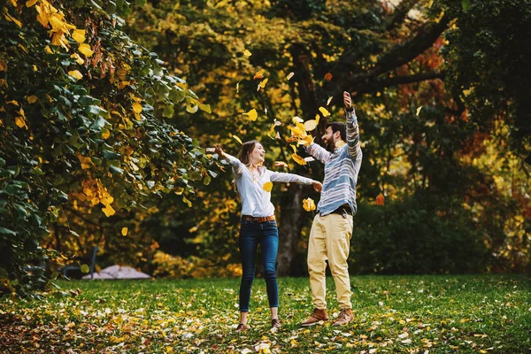 Playful Caucasian Happy Young Couple Standing Nature Throwing Leaves Air — Stock Photo, Image