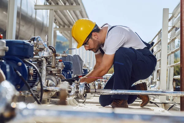 Seitenansicht Von Engagierten Fokussierten Kaukasischen Arbeiter Overalls Und Mit Helm — Stockfoto