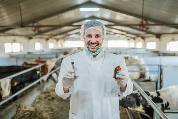 Veterinário Caucasiano Sorridente Positivo Dedicado Seringa Uniforme Branca Medicamento Nas — Fotografia de Stock