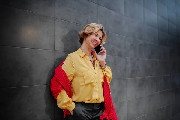 Hermosa Sonriente Rubia Caucásica Moda Mujer Mayor Con Bufanda Hablando — Foto de Stock