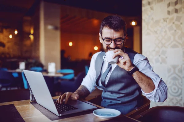 Satisfecho Caucásico Guapo Barbudo Hombre Negocios Traje Sentado Cafetería Beber — Foto de Stock