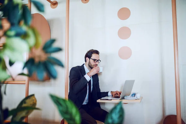 Guapo Hombre Negocios Barbudo Caucásico Traje Con Anteojos Sentados Mesa — Foto de Stock