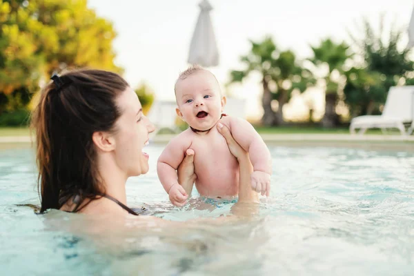 Neşeli Kafkas Aylık Erkek Bebek Yüzme Havuzunda Yüzmeyi Öğreniyor Oğlunu — Stok fotoğraf
