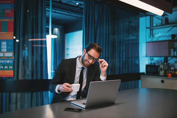 Sonriente Hombre Negocios Barbudo Caucásico Traje Con Gafas Que Sostienen — Foto de Stock