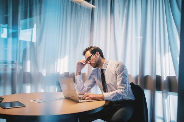 Pensive Focused Handsome Caucasian Businessman Shirt Tie Eyeglasses Sitting His — 스톡 사진