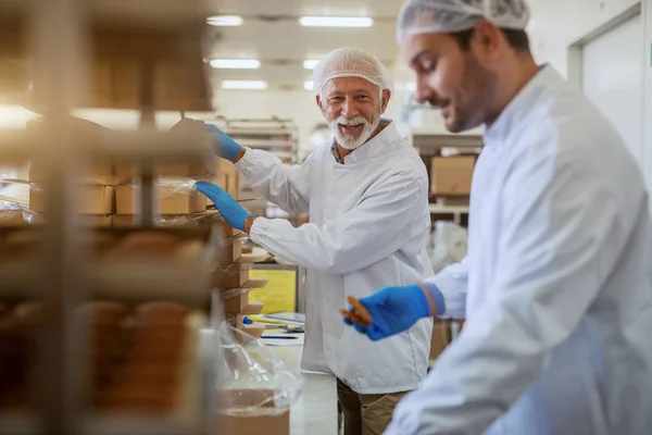 Alegres Empleados Caucásicos Vestidos Con Uniformes Blancos Estériles Empaquetando Galletas — Foto de Stock