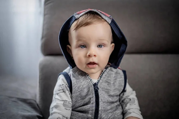 Retrato Belo Menino Caucasiano Com Grandes Olhos Azuis Com Capuz — Fotografia de Stock