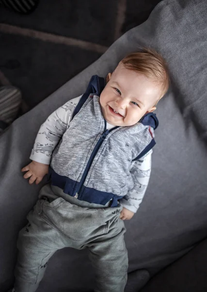 Vista Superior Adorable Niño Sonriente Alegre Acostado Sofá Mirando Cámara — Foto de Stock