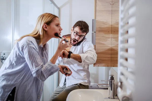 Knappe Blanke Echtpaar Staan Badkamer Voor Bereiden Het Werk Man — Stockfoto