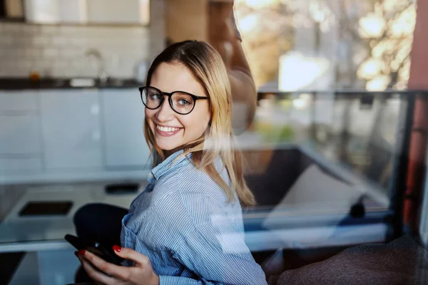 Tineri Veseli Zâmbind Femeie Blondă Caucaziană Ochelari Stând Canapea Camera — Fotografie, imagine de stoc