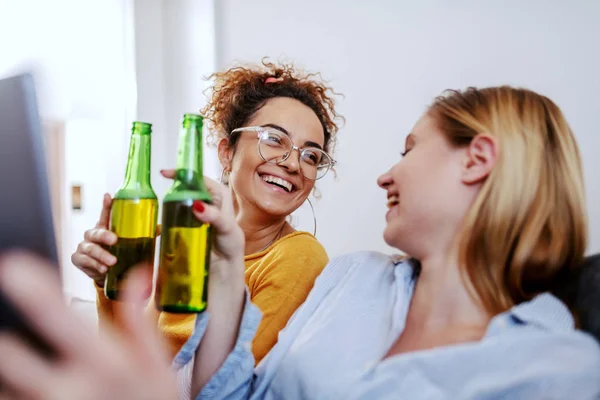 Dos Alegres Mejores Amigas Caucásicas Sentadas Sala Estar Sofá Brindando — Foto de Stock