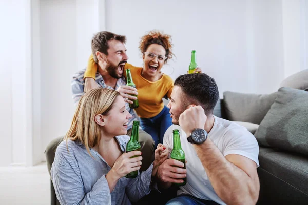 Grupo Amigos Sentados Sala Estar Animando Equipo Fútbol Favorito Todos — Foto de Stock