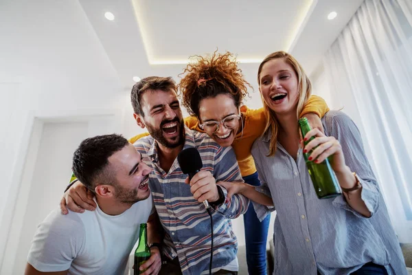 Grupo Amigos Dando Una Fiesta Karaoke Casa Hombre Sosteniendo Micrófono — Foto de Stock