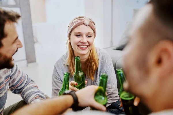 Grupo Alegres Sonrientes Mejores Amigos Sentados Suelo Sala Estar Bebiendo — Foto de Stock