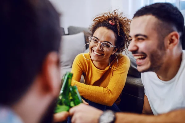 家で楽しくビールを飲みながら笑っている陽気な友達のグループ — ストック写真