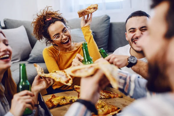 友人のグループは リビングルームで床に座って ビールを飲み ピザを食べる ハウスパーティー — ストック写真