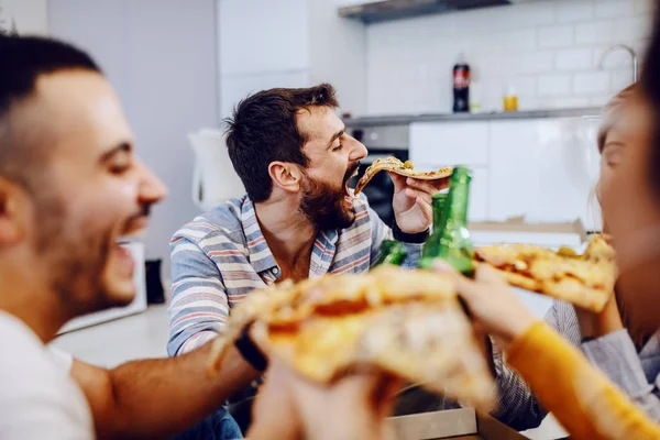 Vrienden Die Vloer Zitten Woonkamer Bier Drinken Pizza Eten Huisfeest — Stockfoto